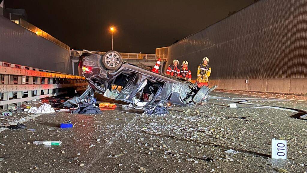 Wegen des Unfalls musste die A51 laut Polizei für mehrere Stunden gesperrt werden.