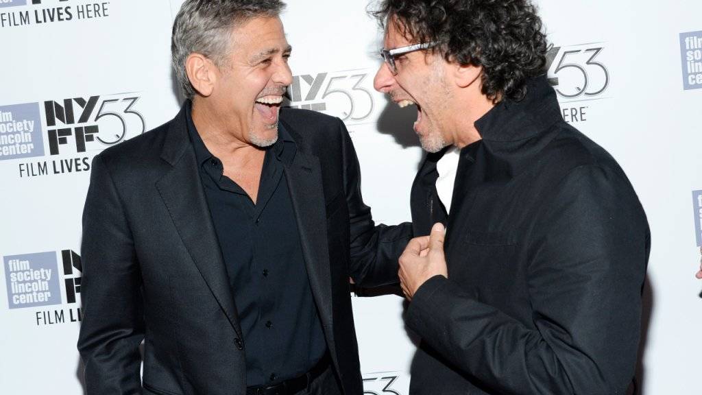 George Clooney (l) und Joel Coen (r) machen gern zusammen das Kalb (Archiv Sep. 2015).