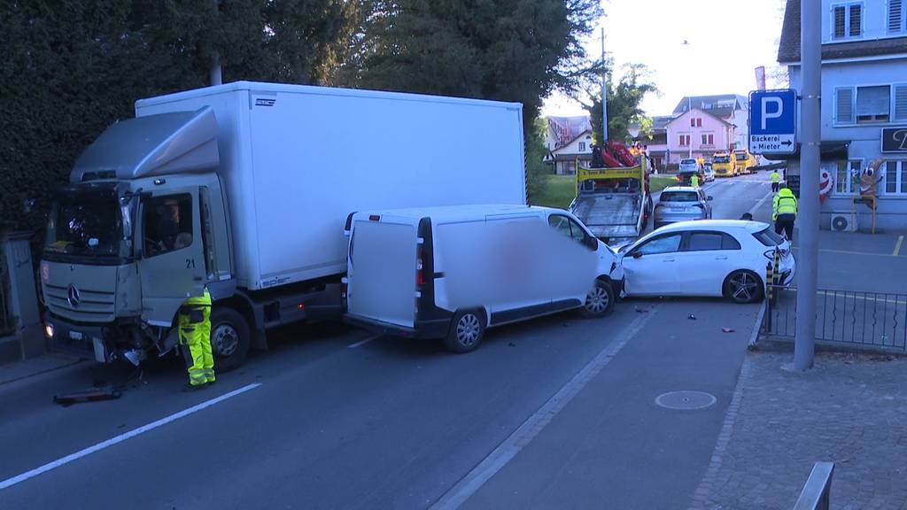 Lastwagen kracht in Reinach AG mit vier Autos zusammen