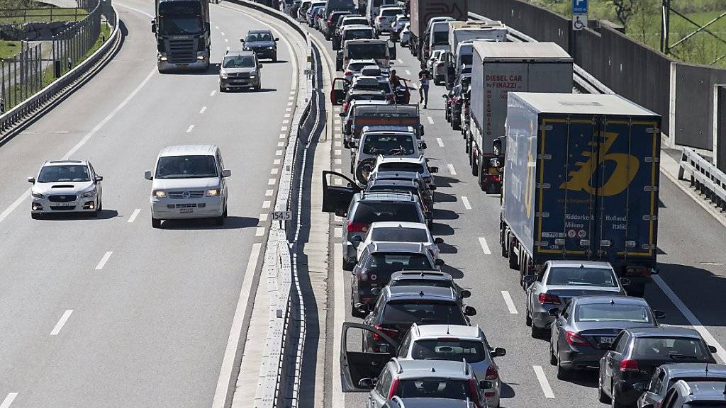 Es staut einmal mehr: Autos vor dem Gotthard-Nordportal.