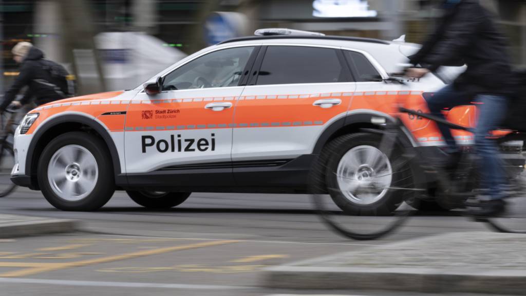 Ein Unbekannter überfiel am Dienstagabend einen Tankstellenshop in Zürich-Oerlikon. (Symbolbild)