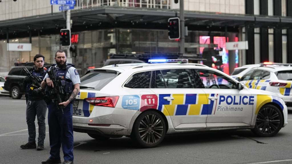 Bewaffnete neuseeländische Polizisten stehen an einer Straßensperre, nachdem in Auckland Schüsse gefallen waren. Foto: Abbie Parr/AP