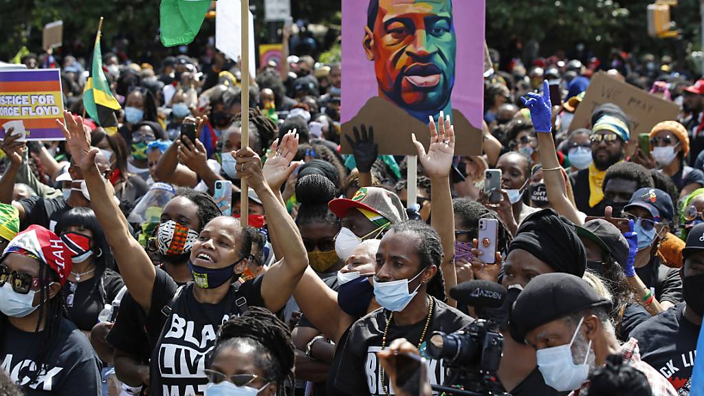 Demonstranten nehmen an einer «Black Lives Matter»-Kundgebung gegen Rassismus und Polizeigewalt teil. Foto: Kathy Willens/AP/dpa