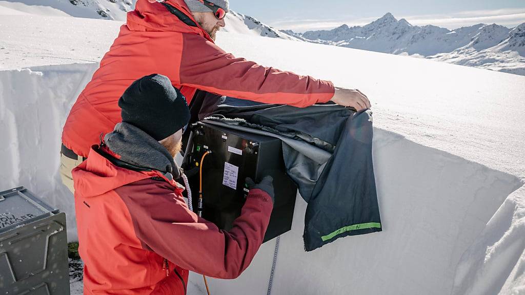 Die SLF-Forscher Benjamin Walter und Lars Mewes bei Feldversuchen mit einem Prototyp des SnowImagers.