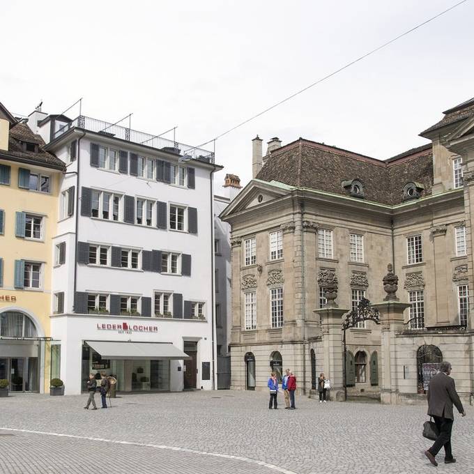 Leder Locher schliesst letztes Geschäft am Münsterhof