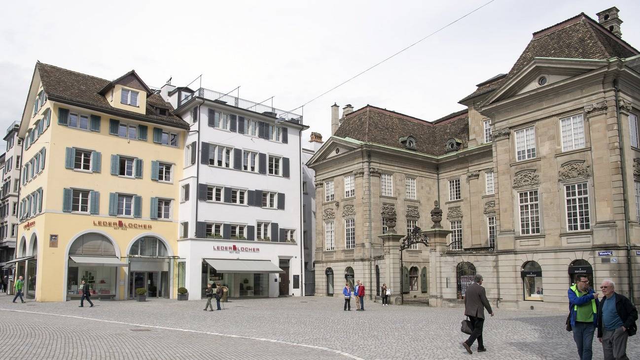 Münsterhof Zürich mit Blick auf Leder Locher