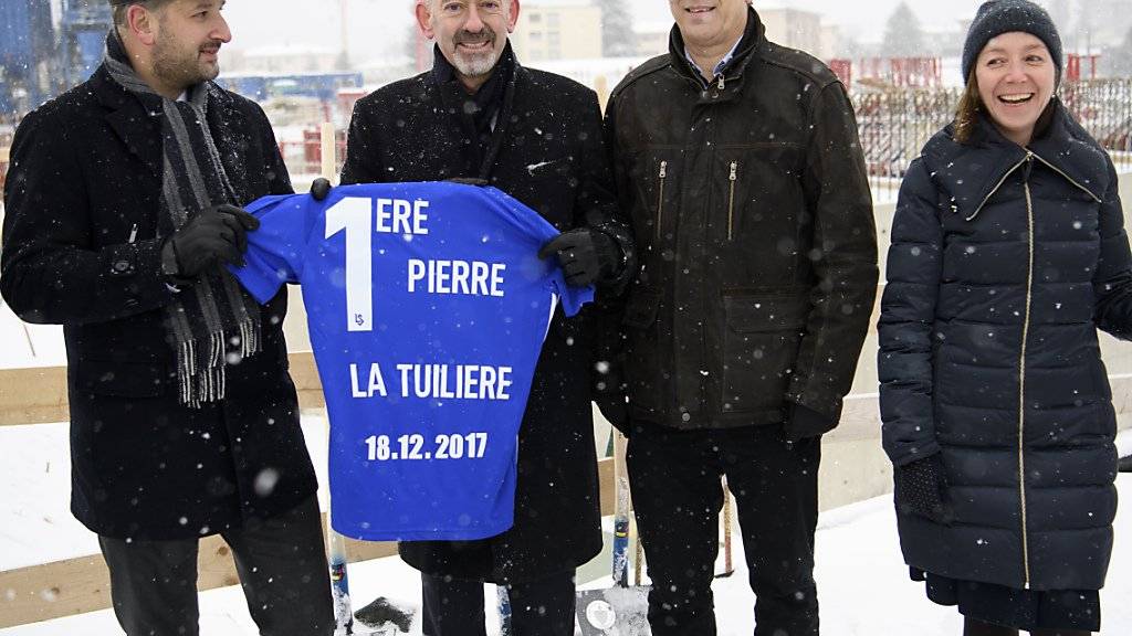 Stadtpräsident Grégoire Junod (links) und der Präsident von Lausanne Sport, David Thompson (zweiter von links) haben am Montag den Grundstein für das neue Fussballstadion in Lausanne gelegt.