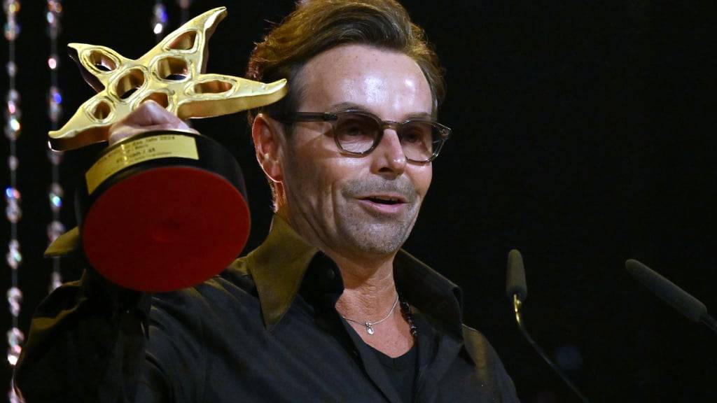 Mit der Auszeichnung habe er nicht gerechnet, sagte Florian Ast in seiner Dankesrede an der Verleihung des 49. Prix Walo in Zürich. (KEYSTONE/Walter Bieri )
