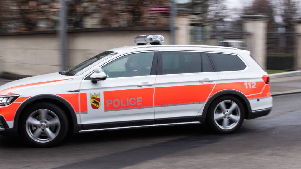 Im Einsatz standen zahlreiche Patrouillen und Spezialdienste der Kantonspolizei Bern, diverse Einsatzkräfte der Polizei Kanton Solothurn, mehrere Ambulanz-Teams und Mitarbeitende des Instituts für Rechtsmedizin der Universität Bern. (Archivbild)