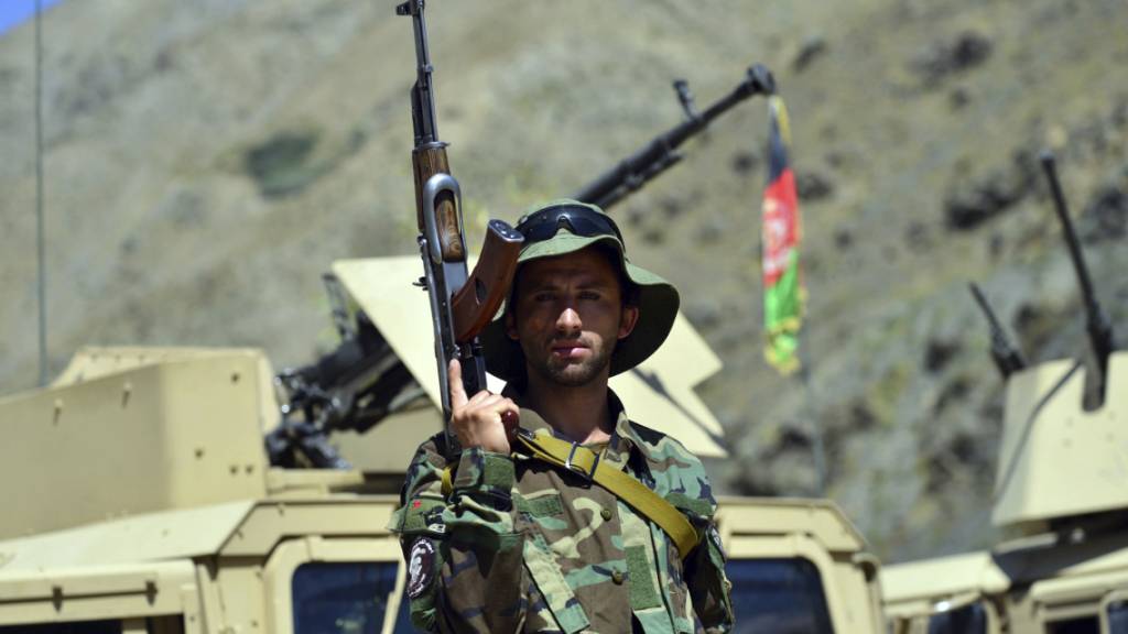 ARCHIV - Ein Milizionär der Miliz von Achmad Massud, dem Sohn von Achmad Shah Massud, steht in der Provinz Pandshir mit einem Gewehr Wache. Massud, Führer der Nationalen Widerstandsfront (NRF), hat zu einem nationalen Aufstand gegen die Taliban aufgerufen. Foto: -/AP/dpa
