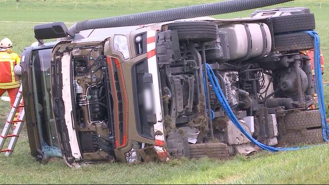 Lastwagen kippt auf Bözberg