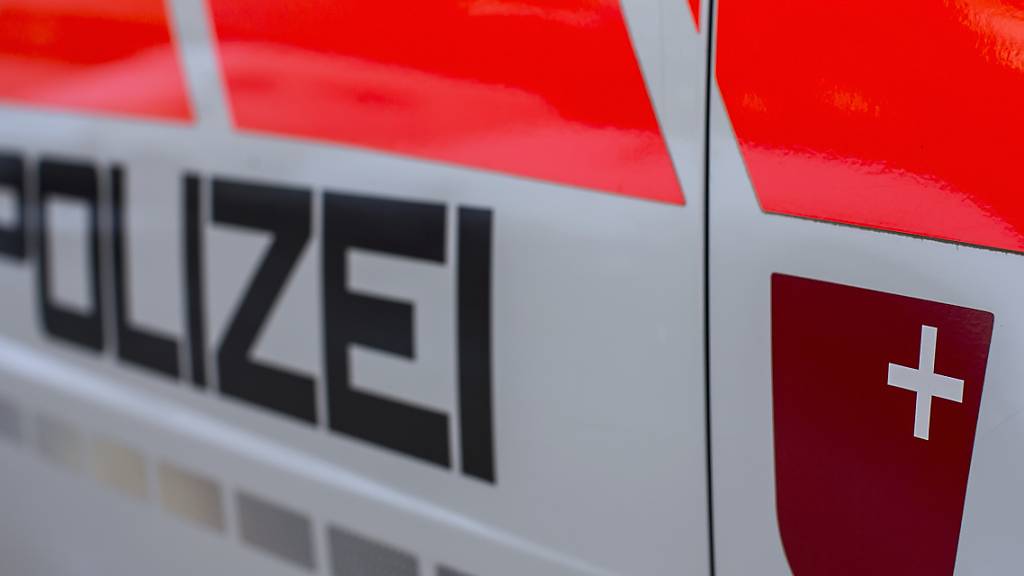 Die Kantonspolizei Schwyz sucht einen Velofahrer, der in Galgenen mit einer Fussgängerin kollidiert ist. (Symbolbild)