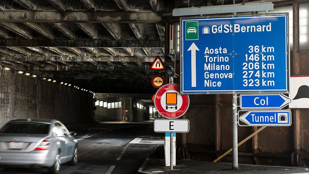 Der Grosse-Sankt-Bernhard-Tunnel ist wegen starken Schneefalls seit vergangener Nacht gesperrt. (Archivbild)