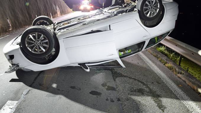 Betrunkener Autofahrer prallt in Mauer – Auto landet auf Dach