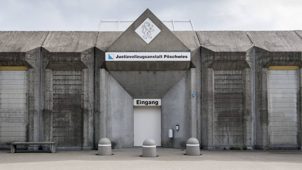 Ein ehemaliger Gefängnismitarbeiter steht am kommenden Mittwoch vor Gericht. Er soll für Insassen Drogen, Steroide und Mobiltelefone in die Pöschwies geschmuggelt haben. (Archivbild)