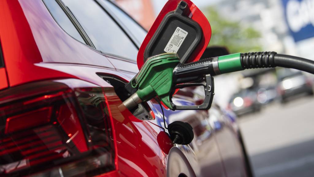 Seit Ausbruch des Iran-Kriegs vor über einem Monat sind die Preise für Benzin und Diesel an den Schweizer Tankstellen deutlich gestiegen. Nach der Einigung auf eine Waffenruhe ist jedoch kein schneller Rückgang zu erwarten. (Archivbild)