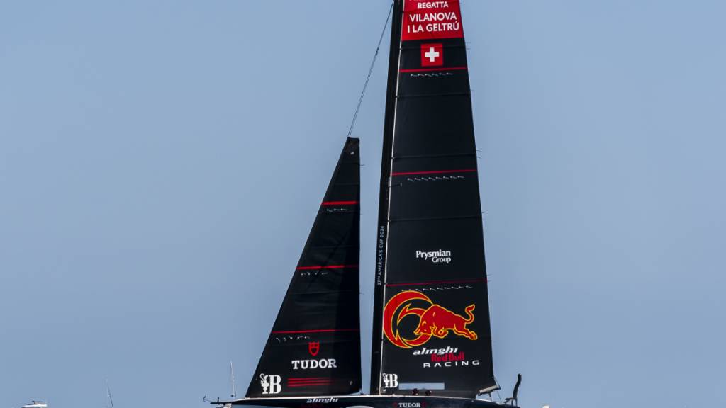 Die AC40 von Alinghi Red Bull Racing segelt im Mittelmeer bei der ersten Vor-Regatta zum America's Cup