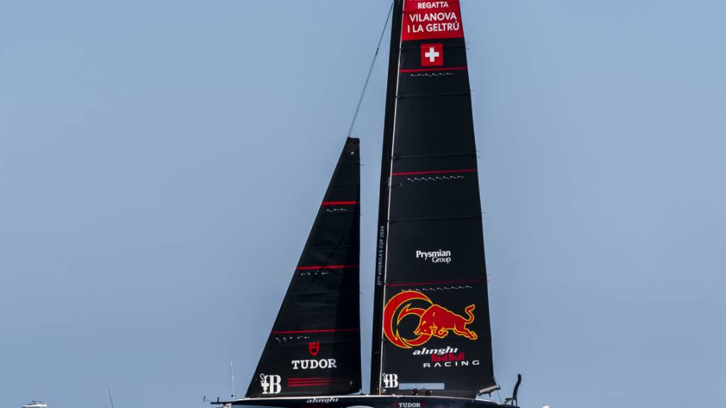 Die AC40 von Alinghi Red Bull Racing segelt im Mittelmeer bei der ersten Vor-Regatta zum America's Cup
