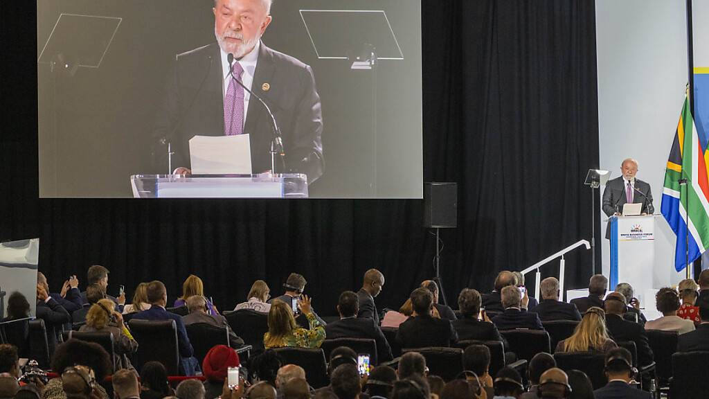 Luiz Inacio Lula da Silva, Präsident von Brasilien, spricht während des Gipfels der Staats- und Regierungschefs der fünf aufstrebenden Volkswirtschaften Brics. Er plädiert für eine gemeinsame Brics-Währung. Foto: Jerome Delay/AP/dpa