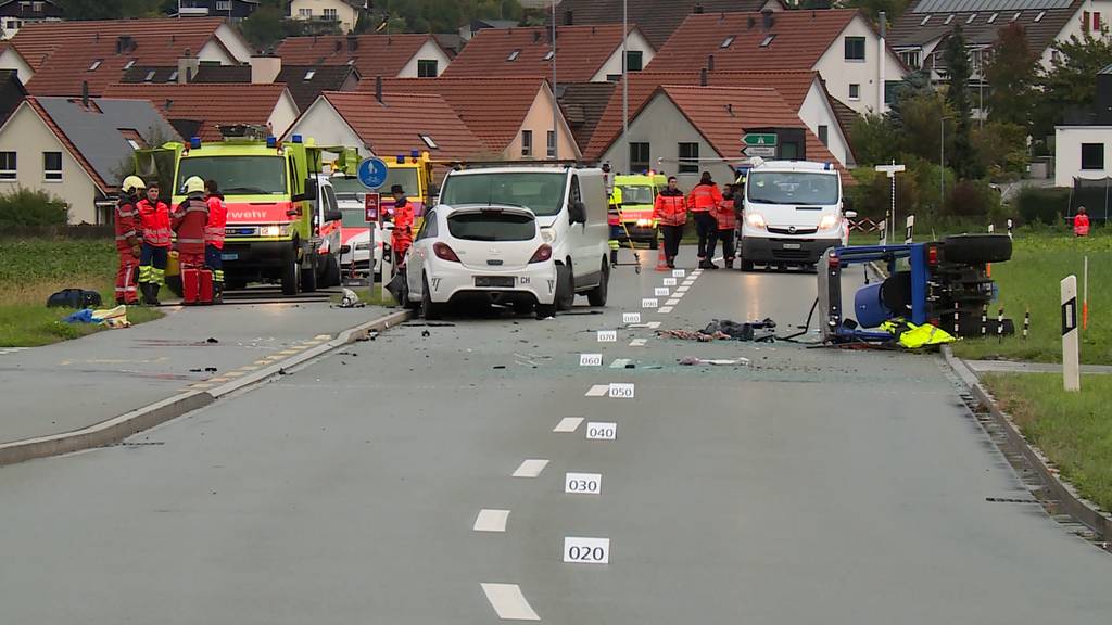 Verkehrsunfall mit vier Fahrzeugen in Bachenbülach – Traktorfahrer (65) schwer verletzt