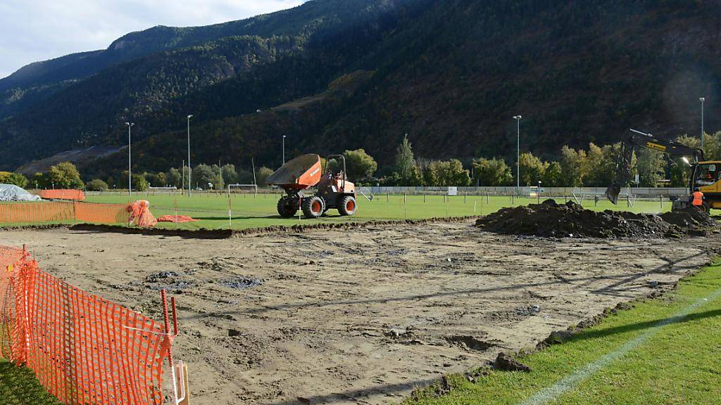 In Raron hat die Sanierung des mit Quecksilber verschmutzten Fussballfelds Moos begonnen.