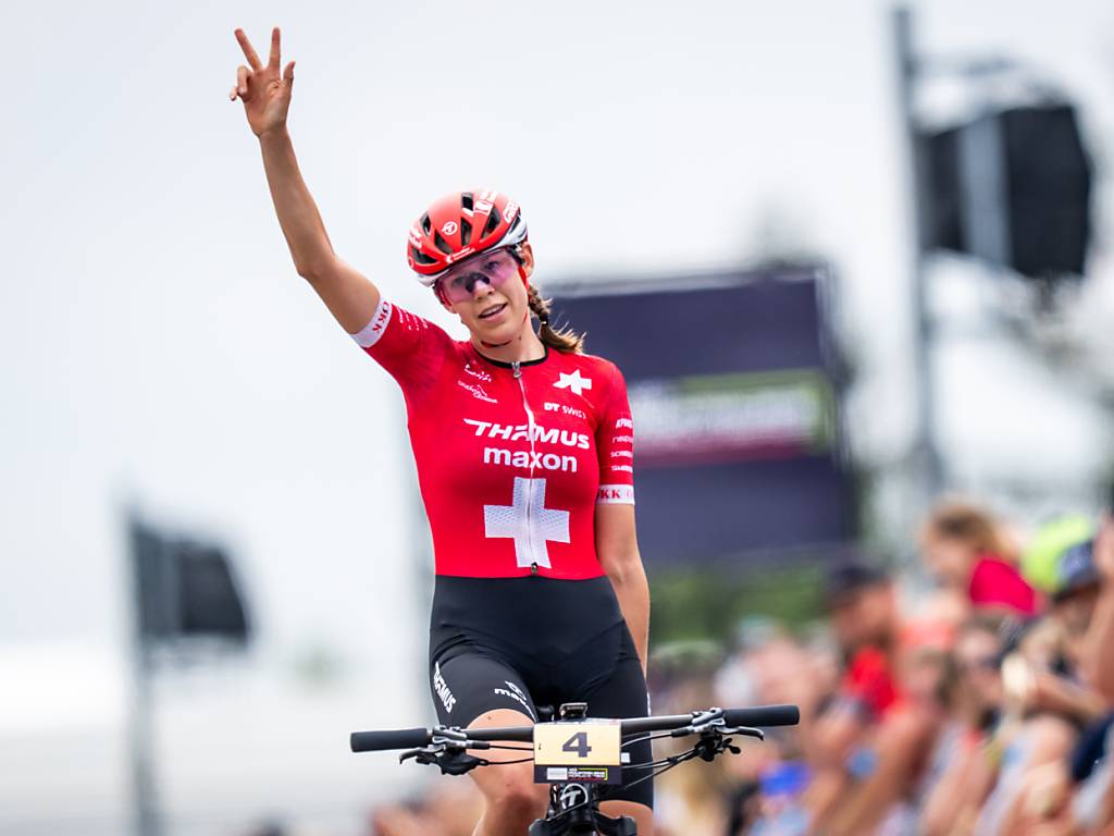 Alessandra Keller lässt sich im Short-Track-Rennen in Les Gets als Siegerin feiern