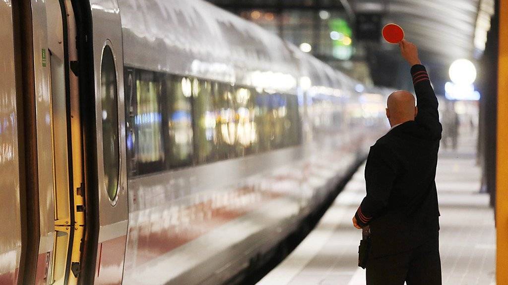 In solchen ICE-Zügen können Bahnreisende in Deutschland künftig gratis im Internet surfen.