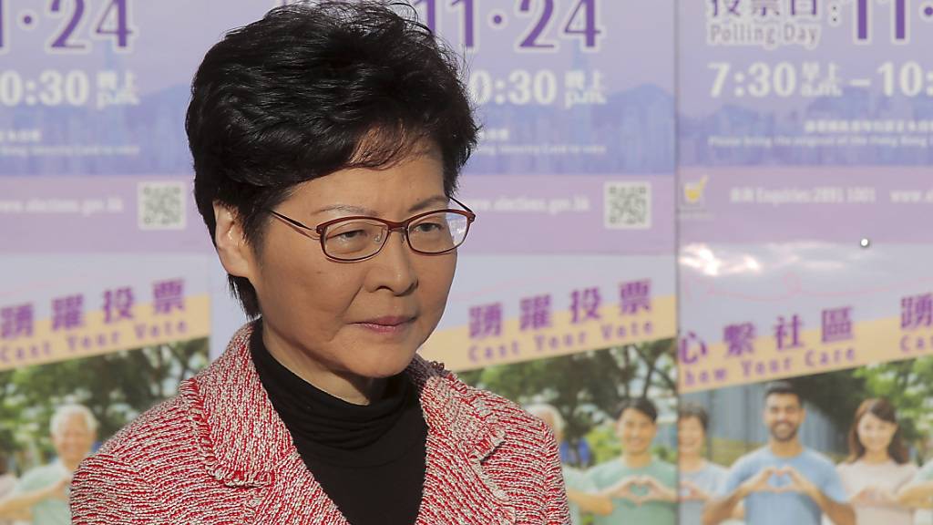 Für Hongkongs Regierungschefin Carrie Lam zeigen viele Analysen des Wahlresultats, dass «die Ergebnisse die Unzufriedenheit des Volkes über die gegenwärtige Situation und tiefsitzende Probleme in der Gesellschaft widerspiegeln». (Bild vom 24. November)