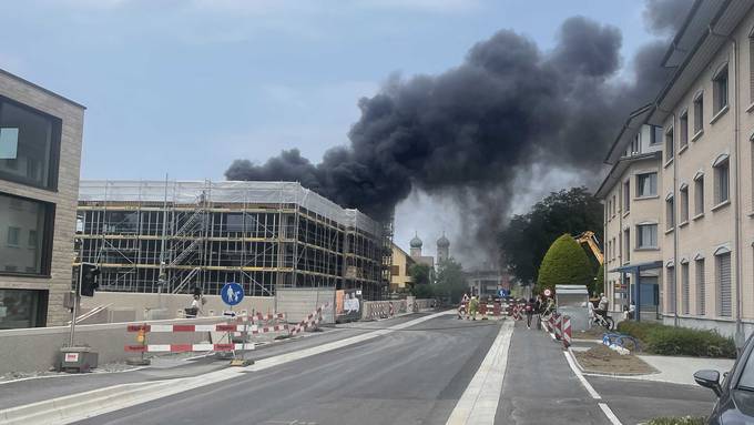 Brand auf Baustelle verursacht grosse Rauchwolke 