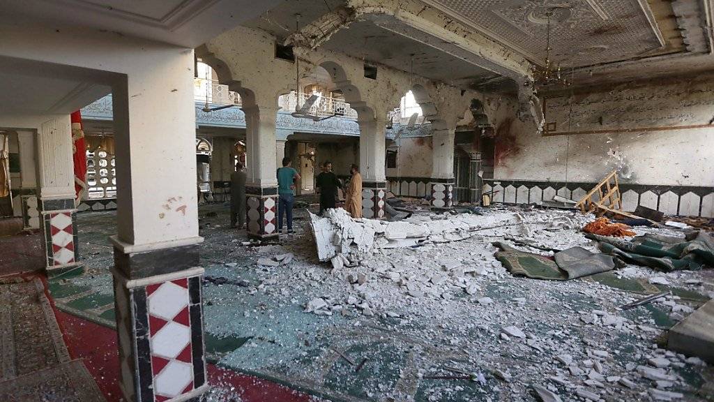 Eine bei einem Anschlag schwer beschädigte schiitische Moschee in Herat. Bei dem Anschlag waren Anfang August 29 Personen getötet worden. (Archiv)