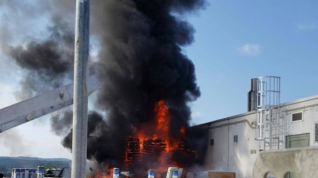 Der Brand auf dem Dach eines grossen Bürogebäudes in Aarau hat zu einem Grosseinsatz der Feuerwehren geführt. Ein Arbeiter erlitt leichte Verletzungen.