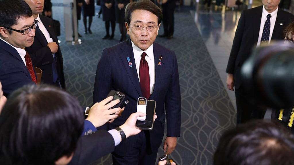 Der japanische Minister für wirtschaftliche Wiederbelebung, Ryosei Akazawa, am Mittwoch in Tokio vor seiner Abreise nach Washington.