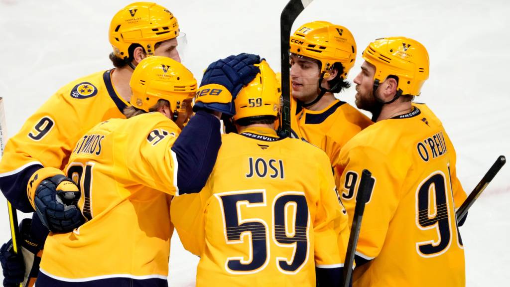 Die Nashville Predators mit Captain Roman Josi bejubeln den Sieg gegen die Winnipeg Jets