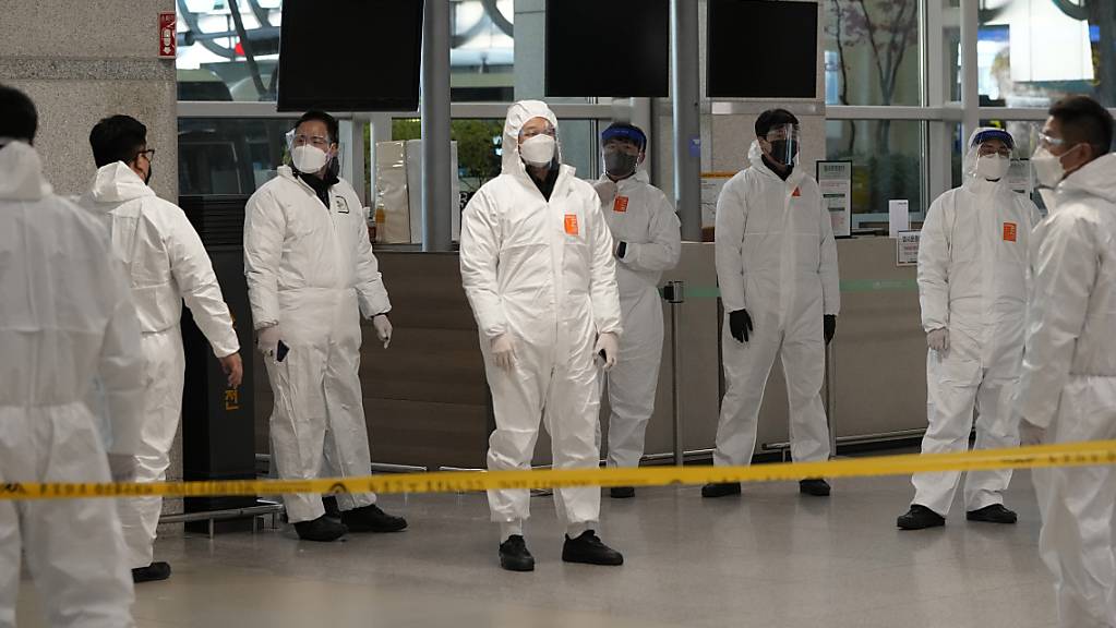 Nachdem die Zahl der täglichen Coronavirus-Infektionen in Südkorea zum ersten Mal seit Beginn der Pandemie die Zahl von 5.000 überstieg, gilt nun Quarantänepflicht für alle Einreisenden. Foto: Ahn Young-Joon/AP/dpa