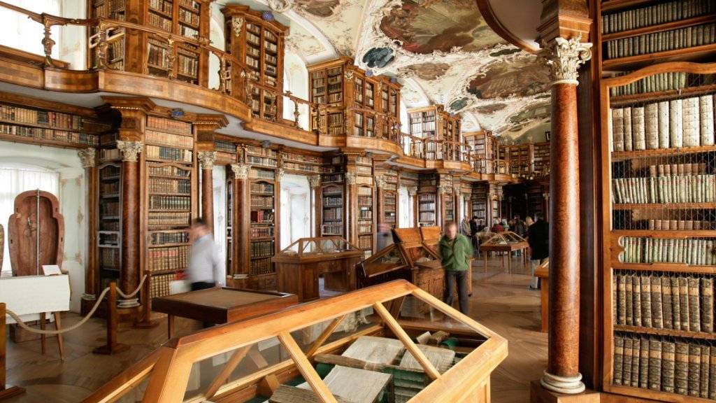 Blick in die Ausstellung «Im Paradies des Alphabets» in der Stiftsbibliothek St. Gallen. Sie dauert vom 26. November 2016 bis 12. März 2017