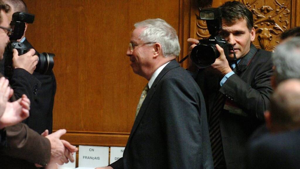 Christoph Blocher (SVP) verlässt nach seiner Abwahl im Dezember 2007 das Parlament. Seine verspätete Geltendmachung eines Ruhegehalts sorgte für kontroverse Reaktionen. (Archivbild)