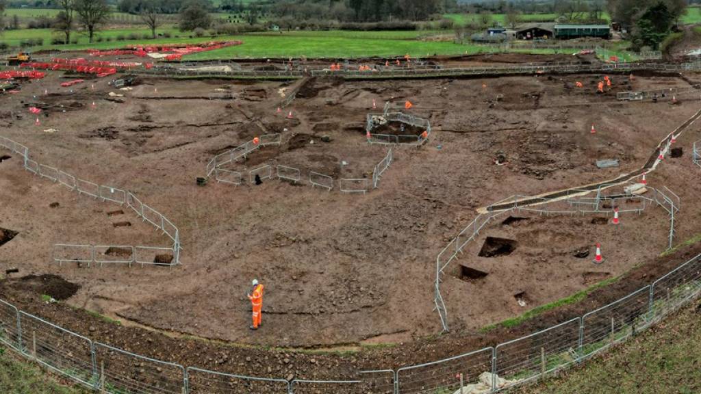 Gut erhaltene römische Holzfigur in Grossbritannien entdeckt