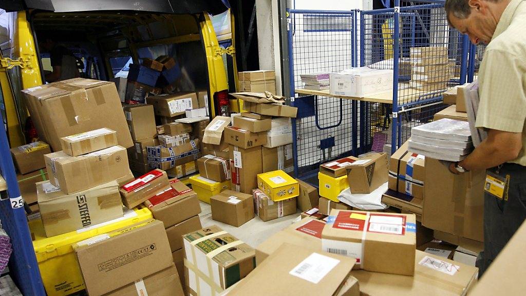 Während der Coronakrise lief der Onlinehandel in der Schweiz auf Hochtouren. Das hat auch den Paketverteilzentren viel Arbeit beschert.(Archivbild)