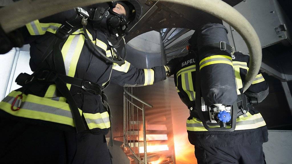 Feuerwehrleute im Training: Ein Mann, dessen Wohnung im waadtländischen Renens in Brand geriet, konnte nicht mehr wiederbelebt werden. (Symbolbild)