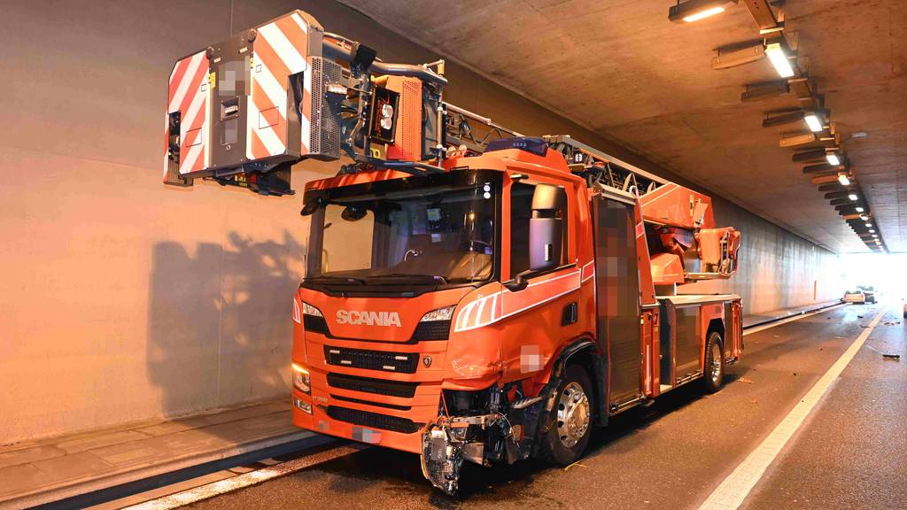 Feuerwehrauto gestreift und frontal in Lieferwagen gekracht – A15 stundenlang gesperrt
