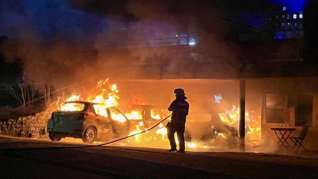 Mehrere parkierte Autos brannten.
