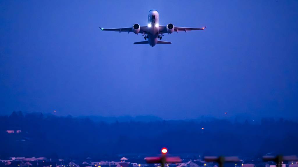 Die Zürcher Flughafen-Nachtruhe-Initiative wird zurückgezogen. Innerhalb des Initiativkomitees sorgt der Entscheid für Kontroversen. (Archivbild)