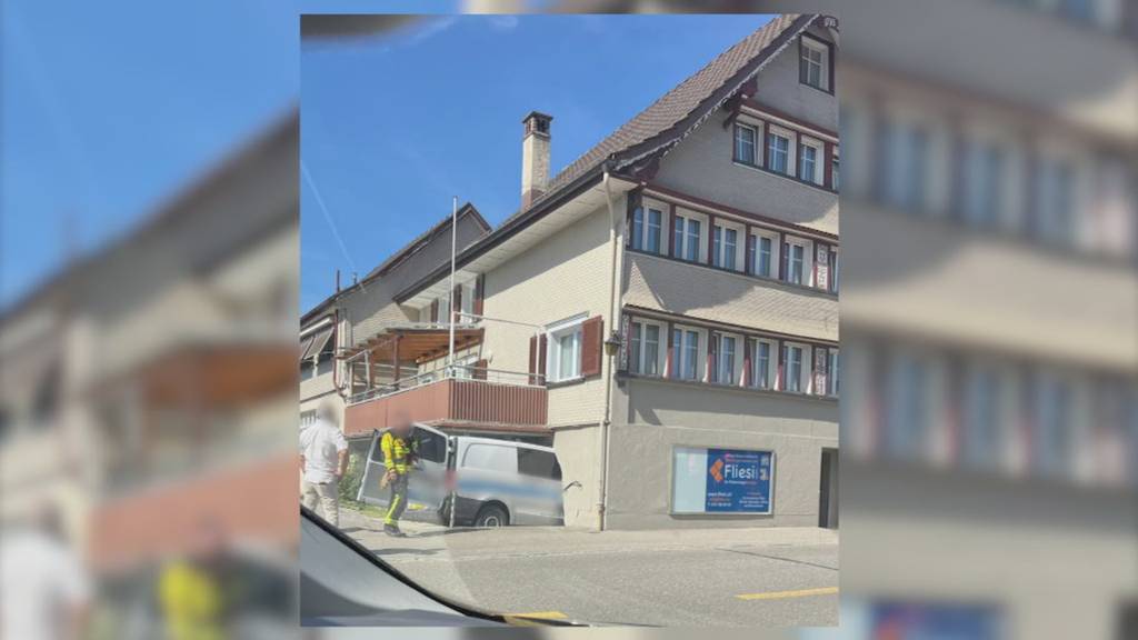 Glück im Unglück: Lieferwagen donnert in Gossau in eine Hauswand