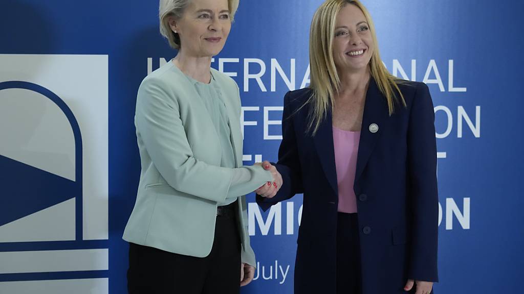 Giorgia Meloni (r), Ministerpräsidentin von Italien, begrüßt Ursula von der Leyen, Präsidentin der Europäischen Kommission, bei ihrer Ankunft zu einer internationalen Konferenz über Migration. Foto: Gregorio Borgia/AP/dpa