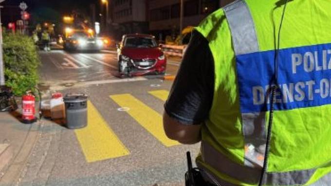 Auto gerät in Baustelle auf Gegenfahrbahn: Töfffahrer stirbt in Basel