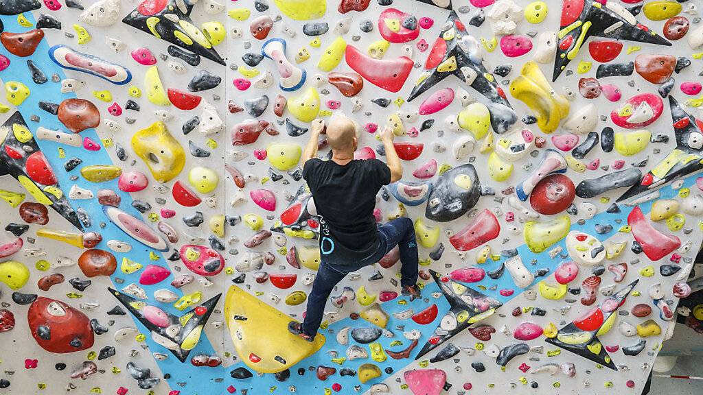 Der Kletterer stürzte aus rund zehn Metern in die Tiefe und verletzte sich lebensbedrohlich. (Symbolbild)