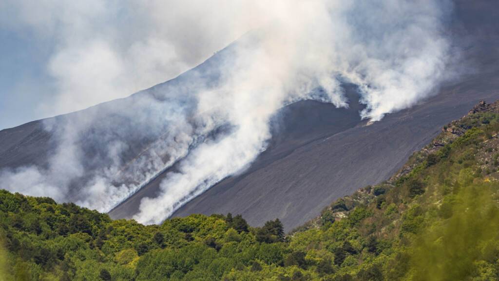 ARCHIV - Rauchschwaden steigen vom Vulkan Ätna auf. Der Ätna auf der italienischen Mittelmeerinsel Sizilien ist erneut ausgebrochen. Foto: Giuseppe Distefano/AP/dpa