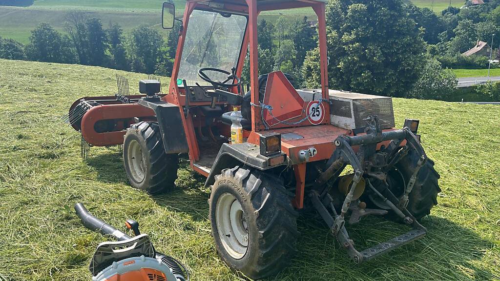 Die 55-jährige Landwirtin wurde von der Mähmaschine überrollt und zog sich schwere Verletzungen zu.