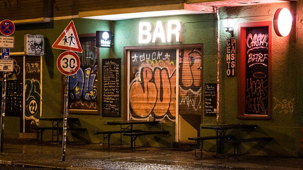 Eine Bar im Berliner Stadtteil Friedrichshain ist geschlossen. Das Berliner Verwaltungsgericht hat eine vom Senat beschlossene Sperrstunde in der deutschen Hauptstadt gekippt. Foto: Christophe Gateau/dpa