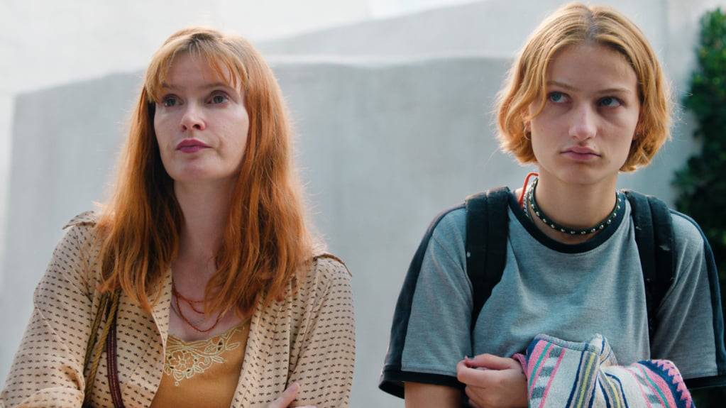 «When We Were Sisters» von und mit Lisa Brühlmann zeigt eine fragile Familienkonstellation während scheinbar unbekümmerter Ferien. Während Mutter Monica (Lisa Brühlmann) angestrengt nach Glück strebt, leidet die Tochter Valeska (Paula Rappaport).